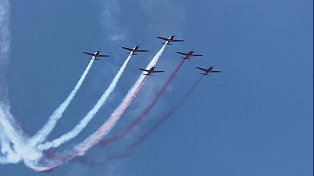 Atraksi udara The Jupiter Aerobatic Team dengan asap merah putih di atas Istana Merdeka