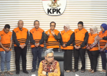 Wamenaker Immanuel Ebenezer digiring petugas KPK setelah ditetapkan tersangka kasus dugaan pemerasan sertifikat K3.