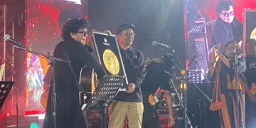 Menteri Kebudayaan Fadli Zon bersama Ote Abadi tampil di Konser Rakyat Leo Kristi di Anjungan Sarinah, Jakarta, 23 Agustus 2025.