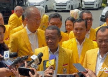 Bahlil Lahadalia bersama jajaran pengurus Partai Golkar memberikan keterangan pers usai menemui Presiden Prabowo di Istana Kepresidenan, Jakarta.