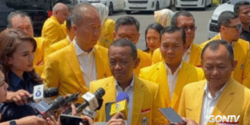 Bahlil Lahadalia bersama jajaran pengurus Partai Golkar memberikan keterangan pers usai menemui Presiden Prabowo di Istana Kepresidenan, Jakarta.