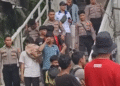 Polisi kawal pelajar yang diamankan saat hendak ikut demo DPR