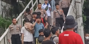 Polisi kawal pelajar yang diamankan saat hendak ikut demo DPR