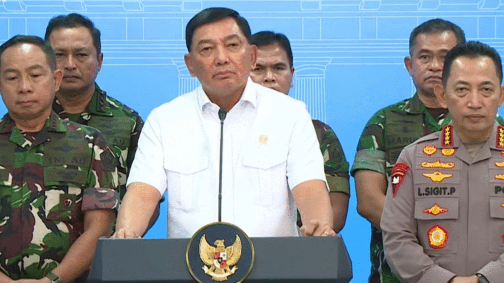 Menteri Pertahanan Sjafrie Sjamsoeddin bersama Panglima TNI dan Kapolri menyampaikan keterangan pers terkait situasi keamanan nasional.