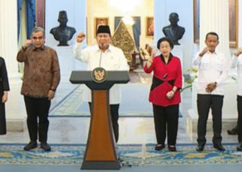 Presiden Prabowo Subianto bersama pimpinan partai politik memberi salam komando usai rapat kabinet di Istana Kepresidenan.