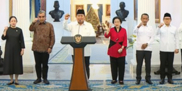 Presiden Prabowo Subianto bersama pimpinan partai politik memberi salam komando usai rapat kabinet di Istana Kepresidenan.