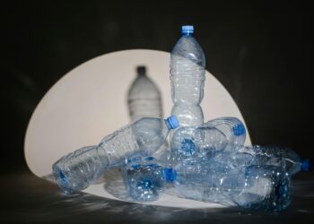 Tumpukan botol plastik sekali pakai