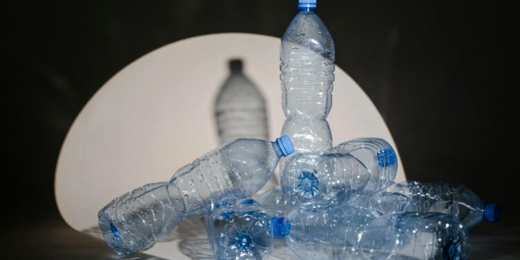Tumpukan botol plastik sekali pakai