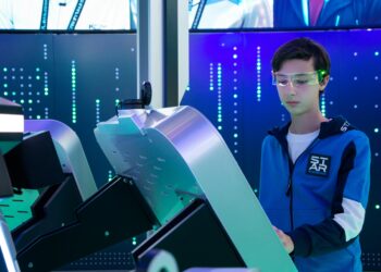 Wanita menggunakan kacamata pintar modern sebagai perangkat wearable teknologi.