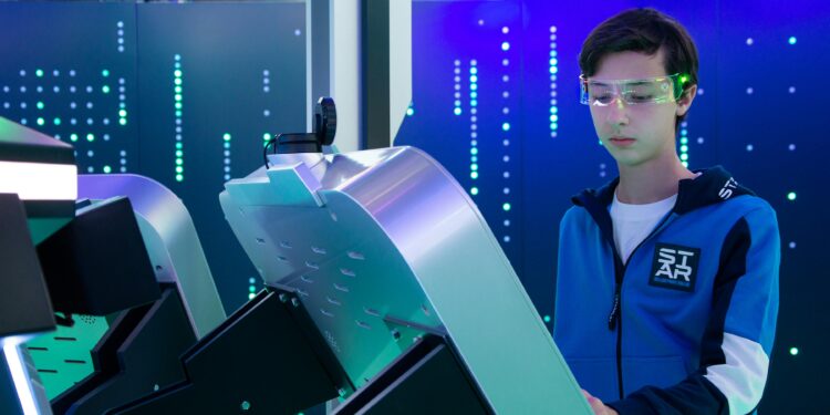 Wanita menggunakan kacamata pintar modern sebagai perangkat wearable teknologi.