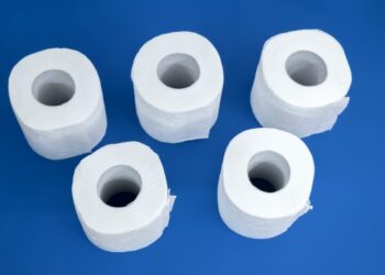 Gulungan tisu toilet putih di kamar mandi bersih