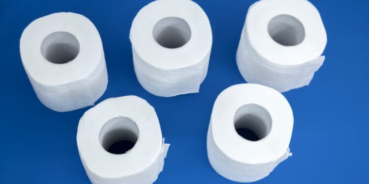 Gulungan tisu toilet putih di kamar mandi bersih