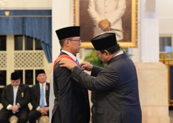 Presiden Prabowo Subianto menyematkan tanda kehormatan Bintang Mahaputera Utama kepada Menlu Sugiono di Istana Negara, 25 Agustus 2025.