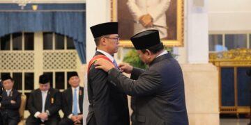 Presiden Prabowo Subianto menyematkan tanda kehormatan Bintang Mahaputera Utama kepada Menlu Sugiono di Istana Negara, 25 Agustus 2025.