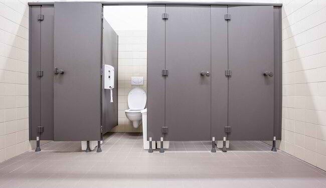 Pintu kamar mandi umum dengan desain bercelah di bagian bawah