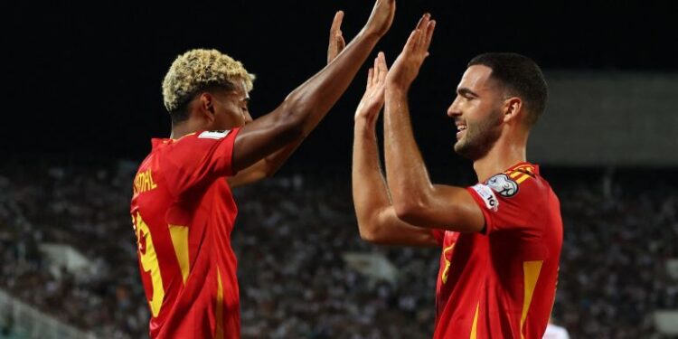 Mikel Merino merayakan gol bersama Lamine Yamal pada laga Kualifikasi Piala Dunia 2026, Bulgaria vs Spanyol di Stadion Vasil Levski, Sofia.