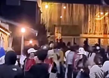 Massa melakukan penjarahan di rumah Menteri Keuangan Sri Mulyani di Bintaro, Tangerang Selatan