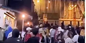 Massa melakukan penjarahan di rumah Menteri Keuangan Sri Mulyani di Bintaro, Tangerang Selatan