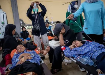 Pelajar korban keracunan program Makan Bergizi Gratis (MBG) dirawat di posko kesehatan Bandung Barat.