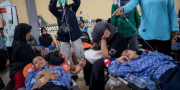 Pelajar korban keracunan program Makan Bergizi Gratis (MBG) dirawat di posko kesehatan Bandung Barat.