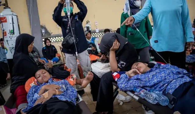 Pelajar korban keracunan program Makan Bergizi Gratis (MBG) dirawat di posko kesehatan Bandung Barat.