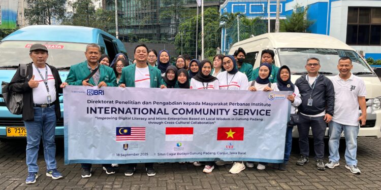 Mahasiswa Perbanas Institute bersama peserta internasional dalam kegiatan PKM di Gunung Padang, Cianjur