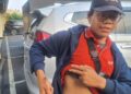 Kurir paket menunjukkan luka akibat penganiayaan saat diwawancarai wartawan di Bekasi.