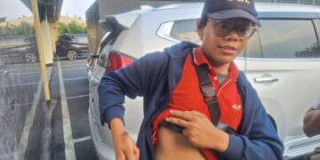 Kurir paket menunjukkan luka akibat penganiayaan saat diwawancarai wartawan di Bekasi.