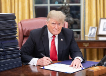 Donald Trump menandatangani perintah eksekutif di Oval Office