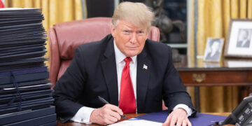 Donald Trump menandatangani perintah eksekutif di Oval Office