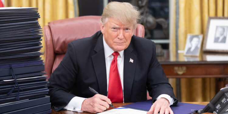 Donald Trump menandatangani perintah eksekutif di Oval Office