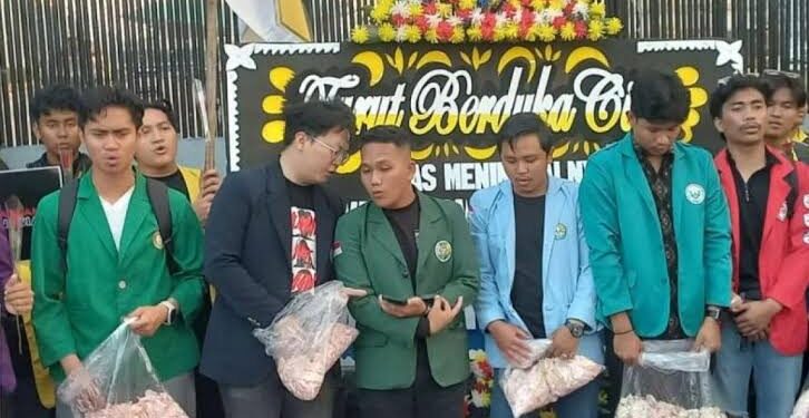 Mahasiswa BEM SI gelar aksi unjuk rasa di depan Gedung DPR/MPR Jakarta, Kamis (4/9/2025)