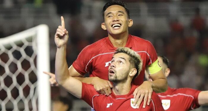 Sandy Henny Walsh dan Rizky Ridho Ramadhani selebrasi gol Timnas Indonesia vs Taiwan