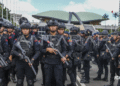 Pasukan Brimob bersiaga mengamankan aksi demo di depan Gedung DPR RI, Jakarta.