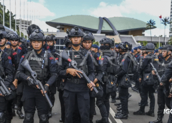 Pasukan Brimob bersiaga mengamankan aksi demo di depan Gedung DPR RI, Jakarta.