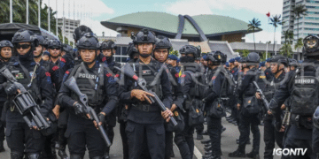 Pasukan Brimob bersiaga mengamankan aksi demo di depan Gedung DPR RI, Jakarta.