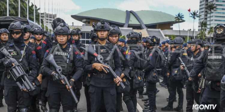 Pasukan Brimob bersiaga mengamankan aksi demo di depan Gedung DPR RI, Jakarta.