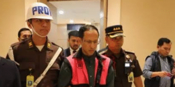 Nadiem Makarim mengenakan rompi tahanan Kejagung dalam kasus korupsi laptop Chromebook