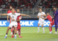 Miliano Jonathans, pemain Timnas Indonesia nomor punggung 26, berduel dengan pemain Lebanon pada laga FIFA Matchday di Stadion Gelora Bung Tomo, Surabaya, Senin (8/9/2025).