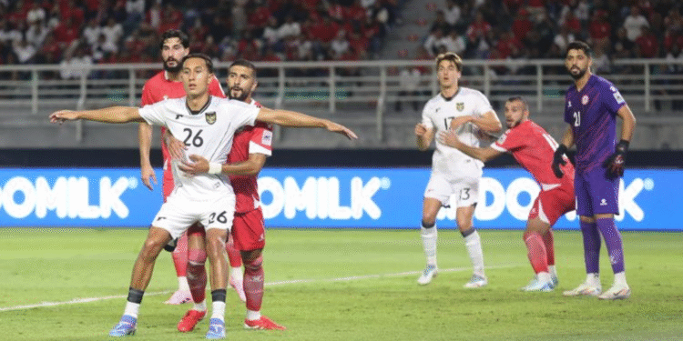 Miliano Jonathans, pemain Timnas Indonesia nomor punggung 26, berduel dengan pemain Lebanon pada laga FIFA Matchday di Stadion Gelora Bung Tomo, Surabaya, Senin (8/9/2025).