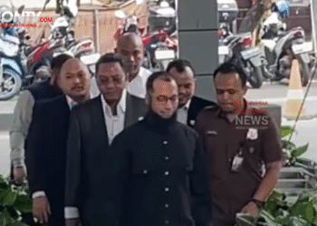 Khalid Basalamah hadir di KPK bersama pengacaranya