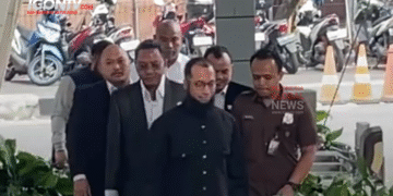 Khalid Basalamah hadir di KPK bersama pengacaranya