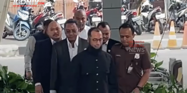 Khalid Basalamah hadir di KPK bersama pengacaranya