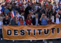 Demonstran Prancis membawa spanduk besar bertuliskan “Destitution” dalam aksi protes menuntut Emmanuel Macron mundur.