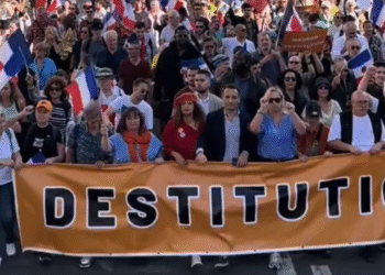 Demonstran Prancis membawa spanduk besar bertuliskan “Destitution” dalam aksi protes menuntut Emmanuel Macron mundur.