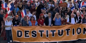 Demonstran Prancis membawa spanduk besar bertuliskan “Destitution” dalam aksi protes menuntut Emmanuel Macron mundur.