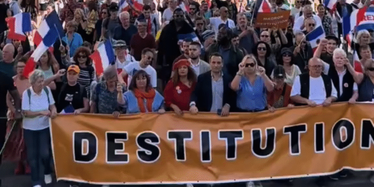 Demonstran Prancis membawa spanduk besar bertuliskan “Destitution” dalam aksi protes menuntut Emmanuel Macron mundur.