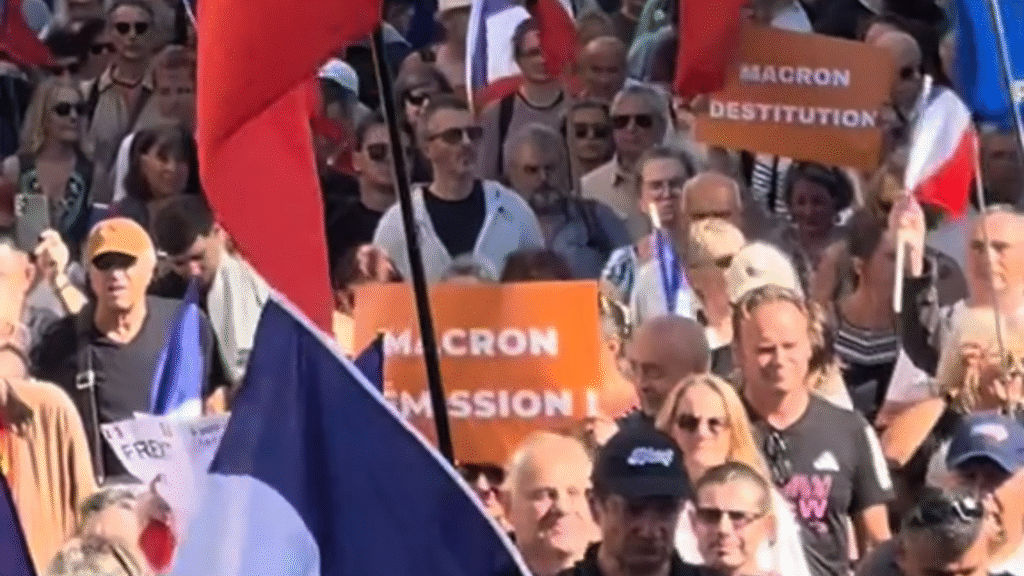 Massa aksi di Prancis mengangkat poster bertuliskan “Macron Destitution” dan “Macron Démission” saat unjuk rasa.