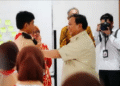 Presiden RI Prabowo Subianto berinteraksi dengan siswa saat kunjungan ke Sekolah Rakyat.