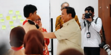 Presiden RI Prabowo Subianto berinteraksi dengan siswa saat kunjungan ke Sekolah Rakyat.